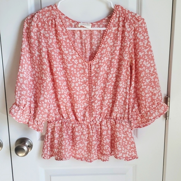 Sienna Sky Tops - 🌸Sienna Sky Peplum Style Flower Blouse 🌺 EUC
